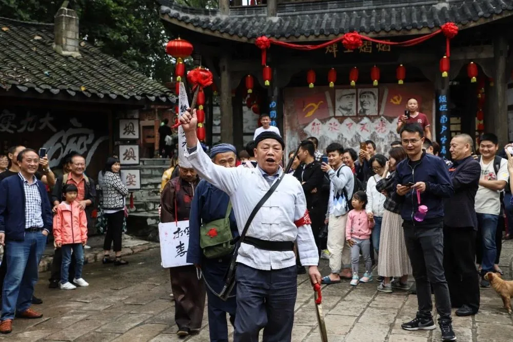 地主牌农民牌求正解_农民地主牌怎么赢_斗地主摊打农民之间可以看牌吗