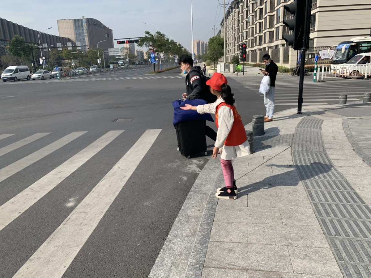 文明出行，礼让行人，美德传承
